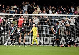 Die Spieler von Málaga sind nach dem zweiten Gegentreffer geschockt.