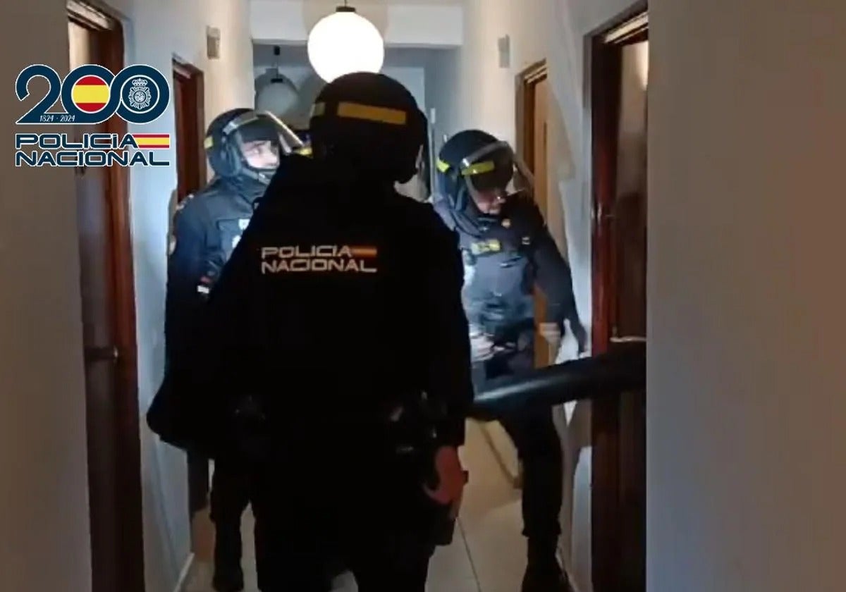 Die Nationalpolizei bei der Stürmung der Wohnung.