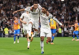 Kylian Mbappé und Jude Bellingham feiiern das erse Tor gegen Valencia.
