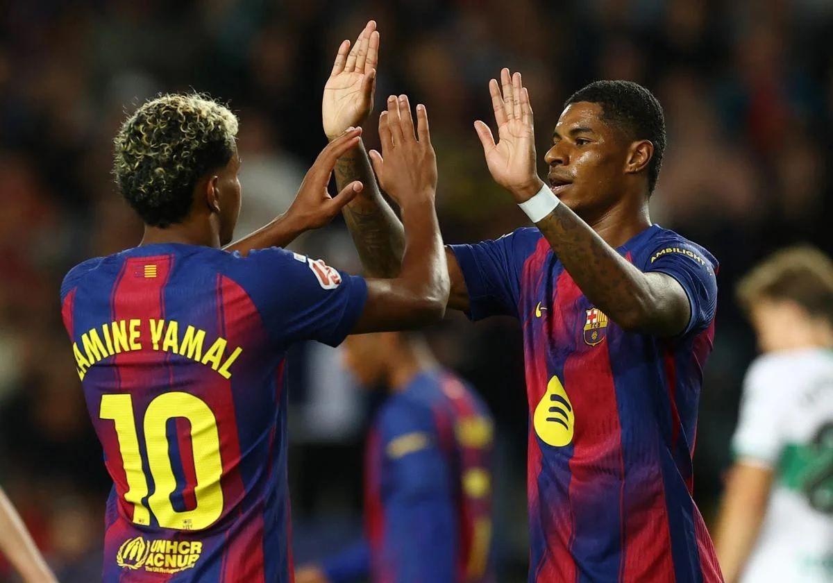 Lamine Yamal und Marcus Rashford feiern das Tor des Engländers gegen Elche.