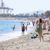 Badegäste am Strand von La Malagueta Ende Oktober.