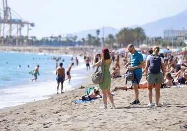Badegäste am Strand von La Malagueta Ende Oktober.