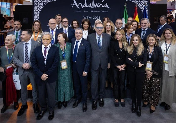 Familienfoto des Ministers für Tourismus und seines Teams mit Bürgermeistern, Landräten und Präsidenten der andalusischen Provinzialräte.