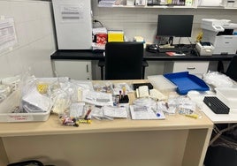 Blutproben auf einem Tisch während der Streiktage.