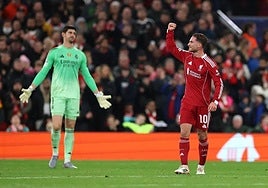 Mac Allister feiert seinen Treffer vor Courtois, der ein Tor verhindert hat.