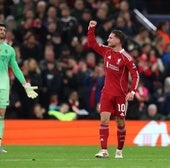 Mac Allister feiert seinen Treffer vor Courtois, der ein Tor verhindert hat.