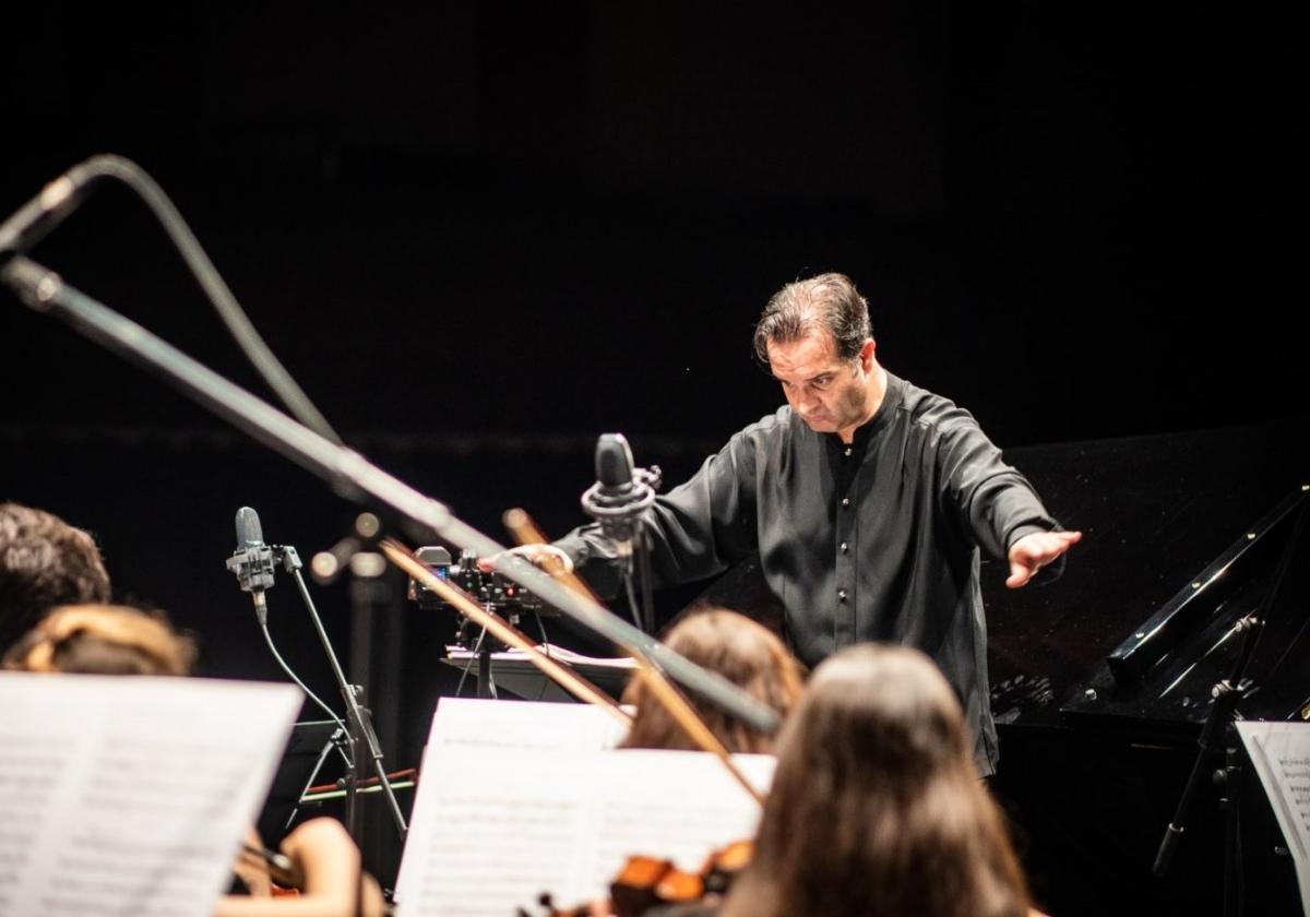 Der Leiter des Orchesters, Juan Paulo Gómez, bei einem Konzert.