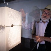 Der Bildhauer Suso de Marcos mit der Skulptur 'De un encuentro vibrante'.