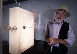 Der Bildhauer Suso de Marcos mit der Skulptur 'De un encuentro vibrante'.