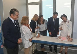 Juanma Moreno, Gesundheitsminster Antonio Sanz und Bürgermeisterin Muñoz mit einer Kinderärztin.