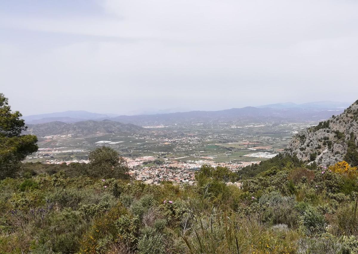 Imagen secundaria 1 - Direkt unterhalb des Aussichtspunkts sieht man Torremolinos und Benalmádena (1. Foto). Vom Berggrat aus erkennt man im Guadalhorce-Tal die Ortsschaften Alhaurín de la Torre, Cártama und weiter hinten Puerto de la Torre (2. Foto). Das letzte Stück des Wegs zum Zielpunkt (3. Foto).