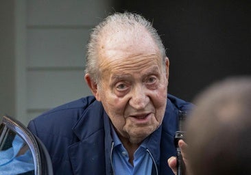 Der emeritierte König bei seiner Ankunft auf dem Flughafen Peinador im nordspanischen Vigo.