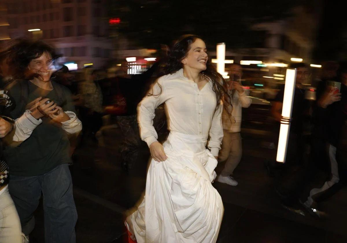 Rosalía bei ihrer Ankunft im Plau Nacional.