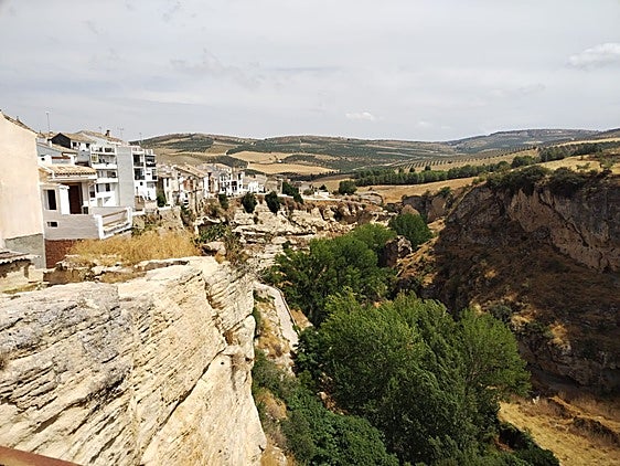 Malerisch thronen die Häuser der Stadt oberhalb der Schluht.