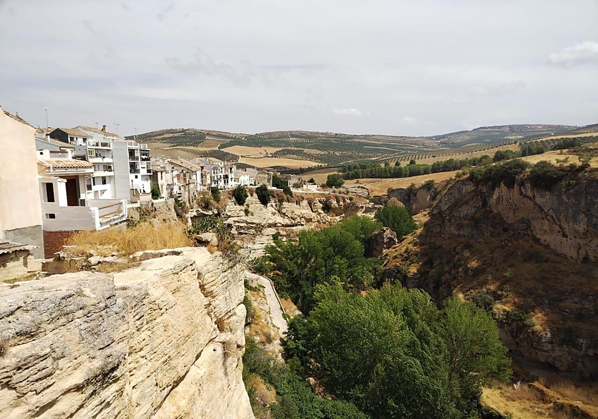 Malerisch thronen die Häuser der Stadt oberhalb der Schluht.