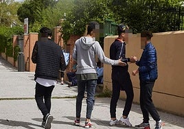 Eine Gruppe Jugendlicher vor einem Aufnahmezentrum für Minderjährige.