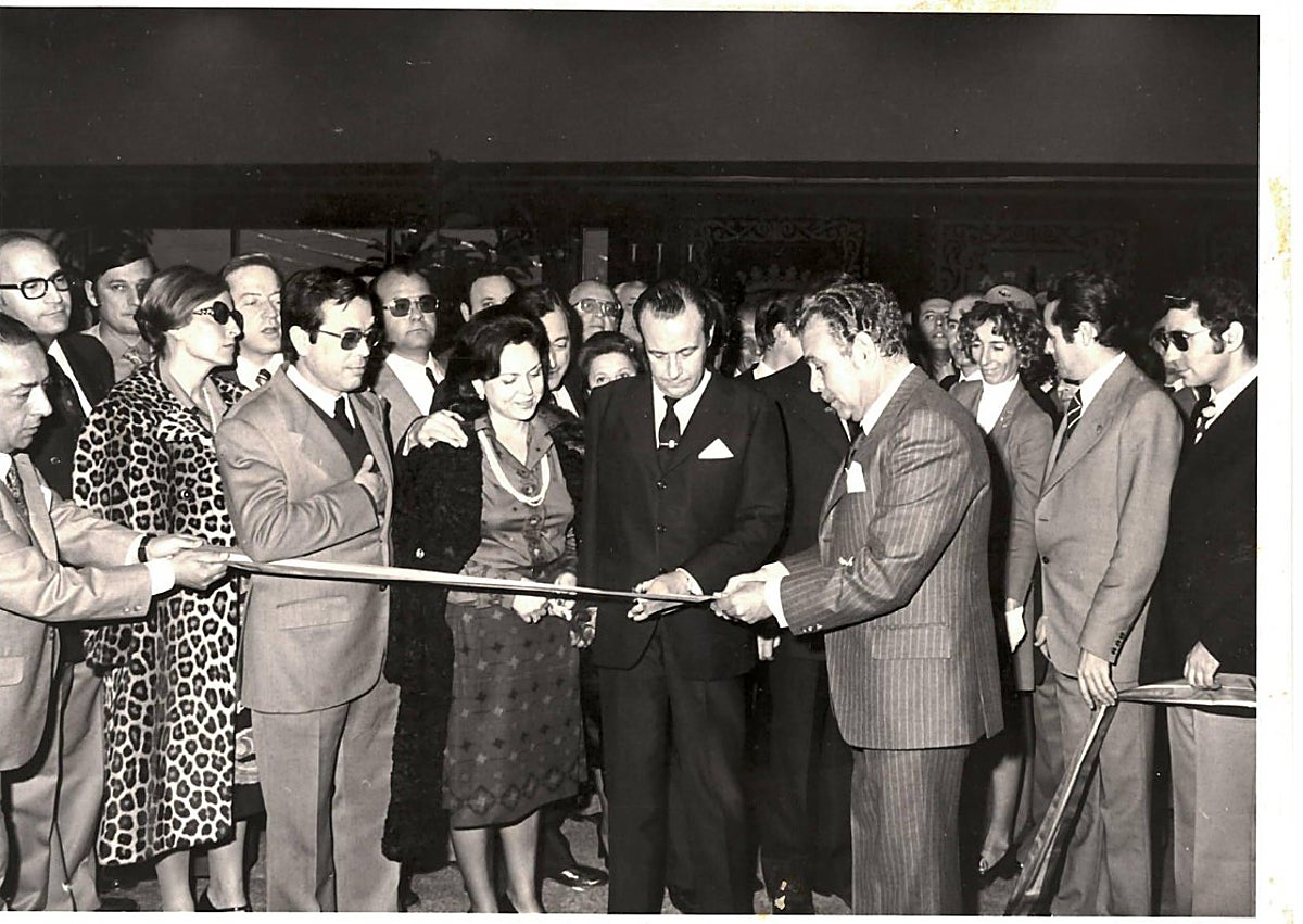 Imagen secundaria 1 - Erinnerung an den 50. Jahrestag in Carrefour Los Patios und Fotos der Eröffnung 1975: Der damalige Minister Nemesio Fernández Cuest zerschneidet das Band und Verlosung eines Autos.