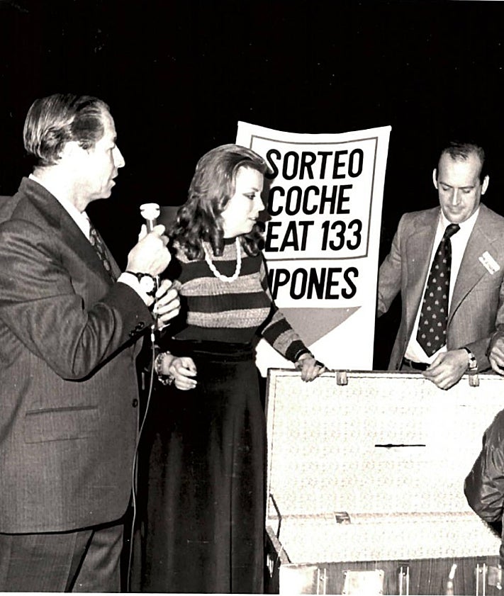 Imagen secundaria 2 - Erinnerung an den 50. Jahrestag in Carrefour Los Patios und Fotos der Eröffnung 1975: Der damalige Minister Nemesio Fernández Cuest zerschneidet das Band und Verlosung eines Autos.