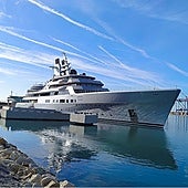 Die große Yacht «Dragonfly», die dem Mitbegründer von Google gehört, liegt in Málaga vor Anker.