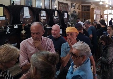 Die meisten Gäste trinken im Stehen an der Bar,, obwohl es auch einige Hochtische mit Barhockern gibt.