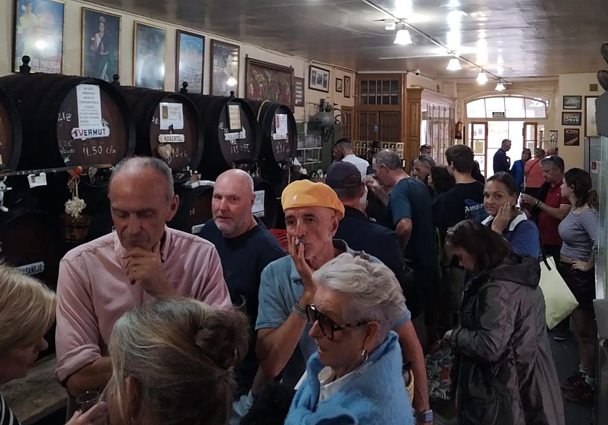 Die meisten Gäste trinken im Stehen an der Bar,, obwohl es auch einige Hochtische mit Barhockern gibt.