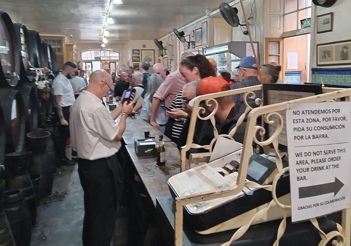 Imagen principal - Wo der Wein die Zeit konserviert: die Antigua Casa de Guardia in Málaga