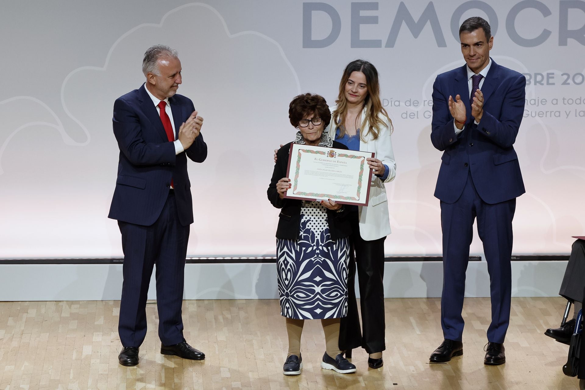 Regierungschef Pedro Sánchez (r.) und Ángel Víctor Torres, Minister für Territorialpolitik und historische Erinnerung, mit Angehörigen von Opfern der Franco-Diktatur bei einer Gedenkveranstaltung Ende Oktober dieses Jahres.