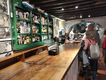 Im Inneren gibt es neben Speisesälen besonders urige Theken.