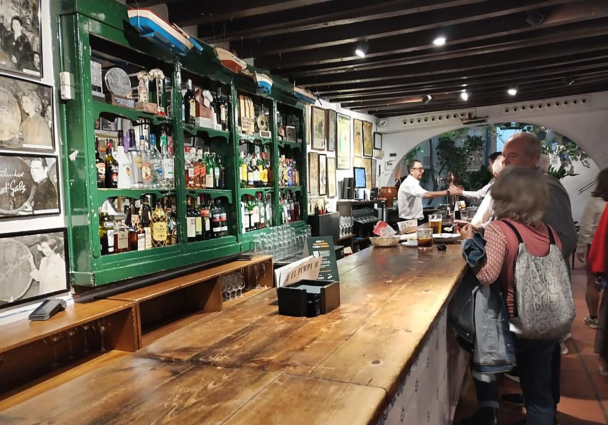 Im Inneren gibt es neben Speisesälen besonders urige Theken.