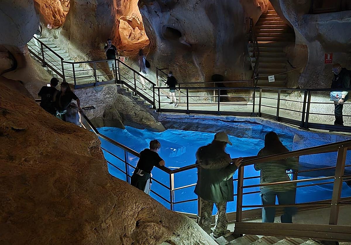 Besonders beeindruckend ist die Sala de los Lagos (Seehalle), mit ihrem blau schimmernden Wasserbecken.