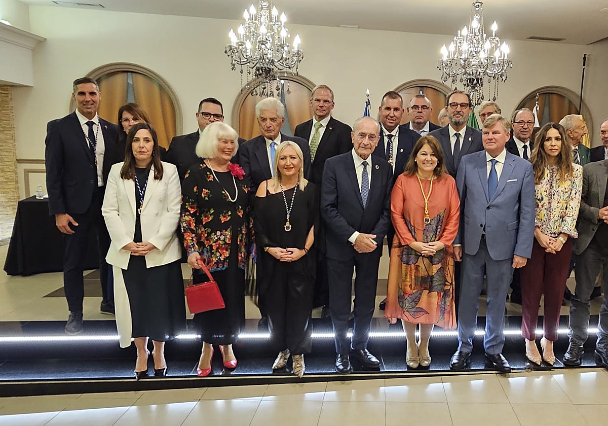 Verteter von Behörden und Angehörige des deutschen Forschers am Samstag in Algarrobo.
