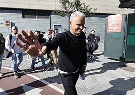 Sergio Pellicer verabschiedet sich bei seiner Ankunft am Bahnhof María Zambrano am Dienstag zusammen mit dem Rest der Expedition aus Málaga.