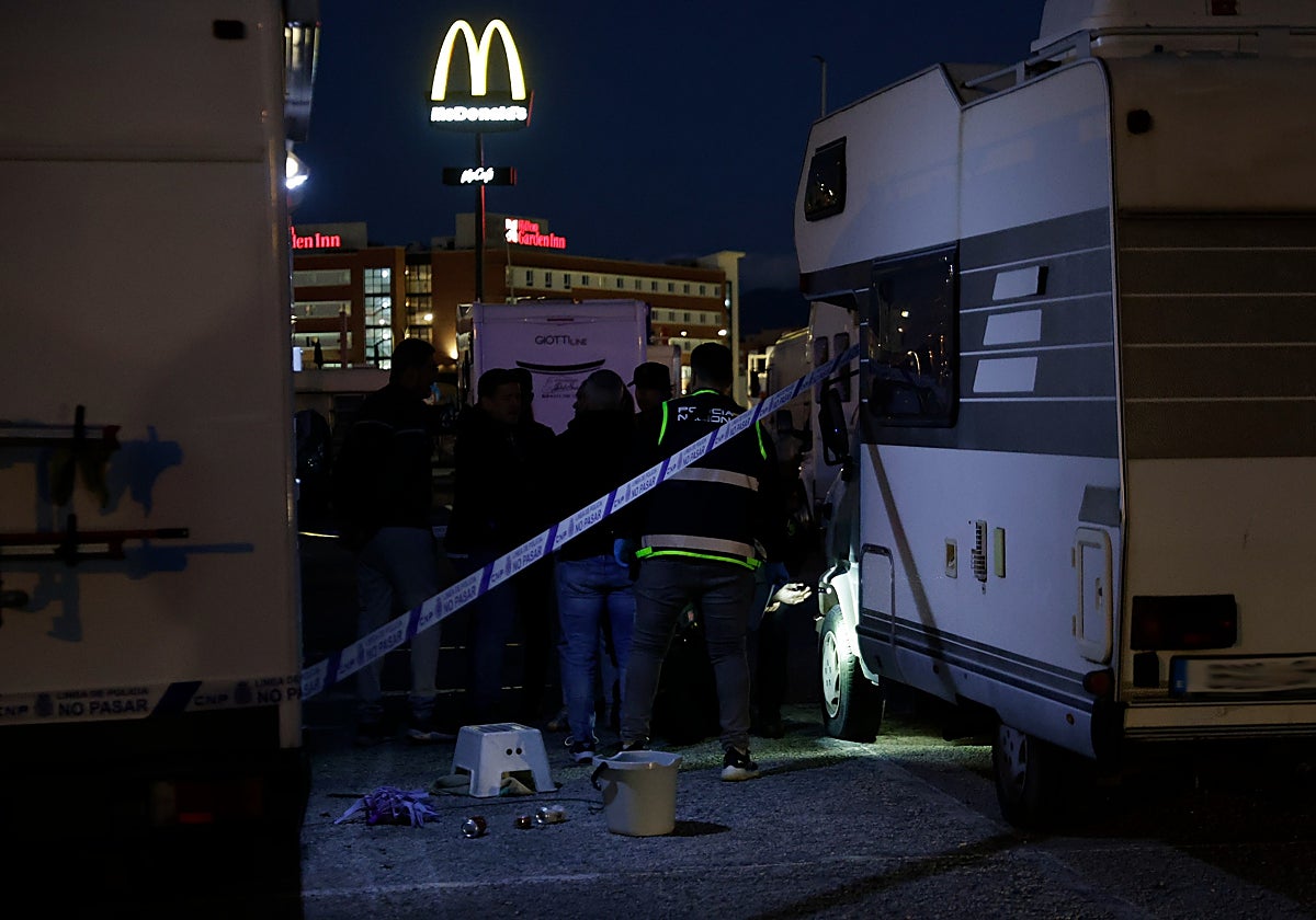 Der Moment, als Polizeibeamte die Waffe fanden.
