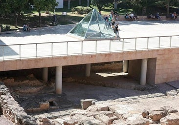 Die römischen Überreste sind derzeit von der Calle Alcazabilla aus nur teilweise durch eine Glaspyramide sichtbar.