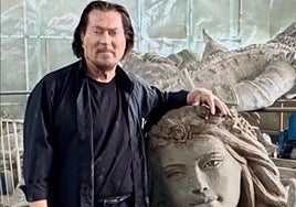 Der Bildhauer Ginés Serrán mit seiner Skulptur der Venus.