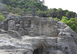 Überreste der Höhlenkirche von Bobastro, die in den Fels gehauen wurde und als frühester mozarabischer Bau in der Gegend gilt, inmitten der Landschaft der Mesas de Villaverde.