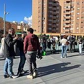 Medien, die vor der Tür der Stadt der Justiz auf Erklärungen warten.