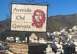 Schild mit dem Namen der Straße zu Ehren des argentinischen Revolutionärs in El Borge.
