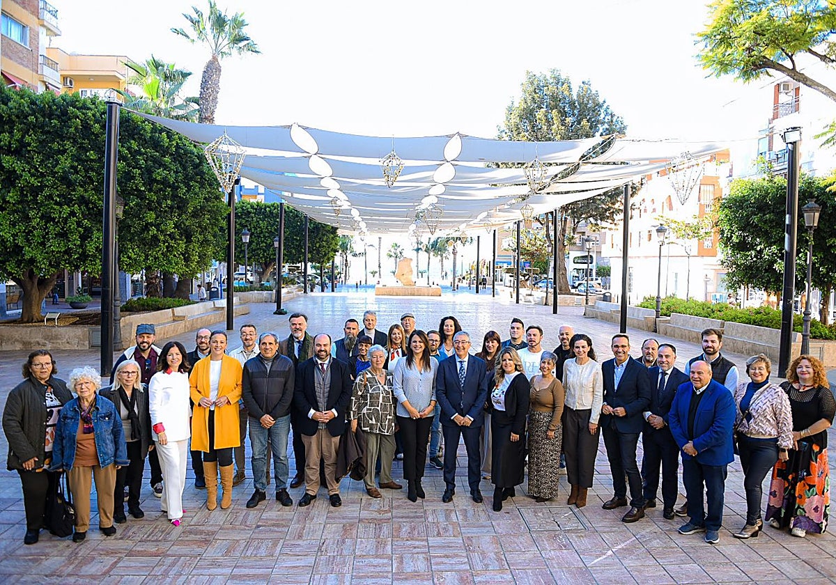 Die lokale Regierung mit den Gruppen, die an den Aktivitäten teilnehmen.