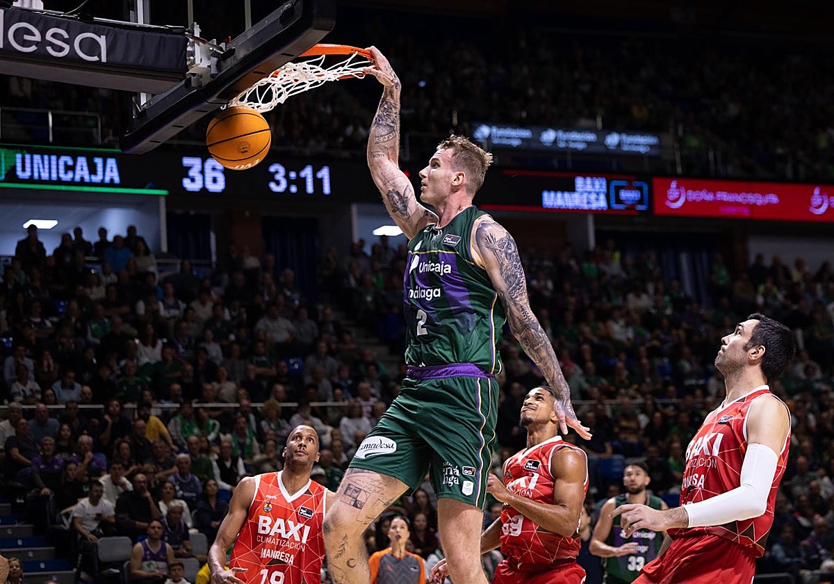 Balcerowski, jetzt ohne lange Mähne, macht den Korb mit einer Hand.