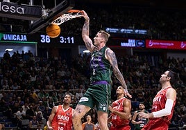 Balcerowski, jetzt ohne lange Mähne, macht den Korb mit einer Hand.