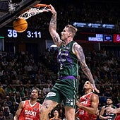 Balcerowski, jetzt ohne lange Mähne, macht den Korb mit einer Hand.