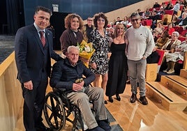 Der Bürgermeister von Torrox, Óscar Medina, mit einem der Geehrten und seiner Familie.