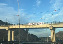 Banner mit der Forderung nach einer dritten Fahrspur auf der Umgehungsstraße von Rincón.