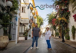 Der Stadtrat für den westlichen Bezirk, Alejandro González, und die für Handel zuständige Beraterin Carmina Serrano in der Altstadt.