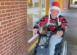 Robert in einem Ausschnitt aus einem Video seiner Schwester.