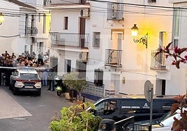 Der Leichenwagen, der an diesem Dienstag vor den Toren des Hauses in Torrox steht, in dem sich der Vorfall ereignet hat.