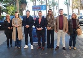 Der Generalsekretär der Volkspartei von Málaga, José Ramón Carmona, und der Bürgermeister von Torrox, Óscar Medina, am vergangenen Dienstag bei einer Unterschriftensammlung für eine Lösung der Staus auf der A-7.