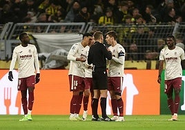 Die Spieler von Villareal protestieren gegen eine Entscheidung des Schiedsrichters.