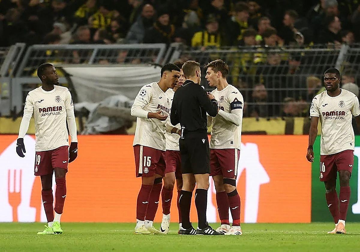 Die Spieler von Villareal protestieren gegen eine Entscheidung des Schiedsrichters.